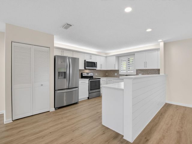 Продажа дома по адресу 4517 NW 5th Avenue - фото 6918340