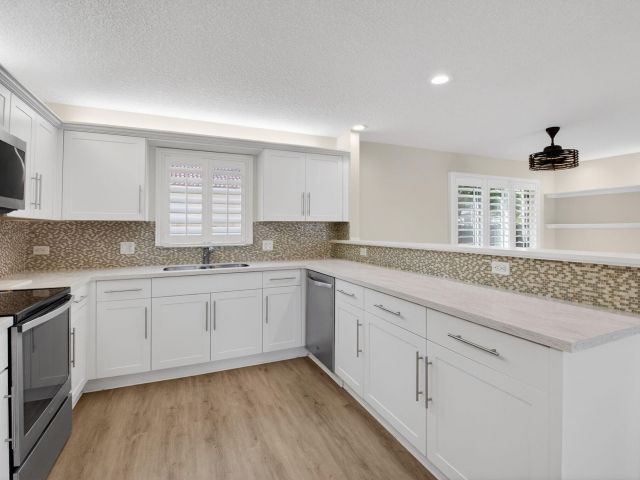 Продажа дома по адресу 4517 NW 5th Avenue - фото 6918341