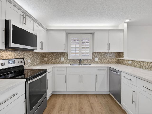 Продажа дома по адресу 4517 NW 5th Avenue - фото 6918343