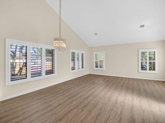 Продажа дома по адресу 4517 NW 5th Avenue - фото 6918350