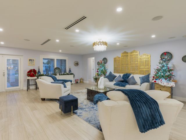 Продажа дома по адресу 851 SE 5th Avenue - фото 6906558