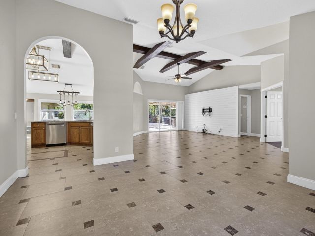 Дом в аренду по адресу 11646 63rd Lane N - фото 6908656