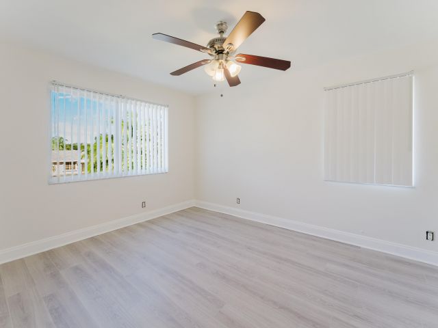 Дом в аренду по адресу 302 NE 36th Street - фото 6911448