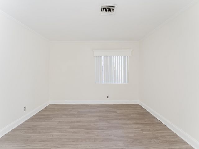 Дом в аренду по адресу 302 NE 36th Street - фото 6911450