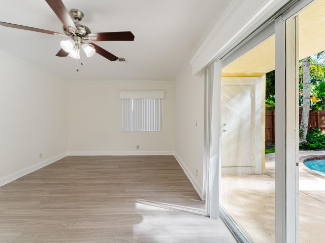 Дом в аренду по адресу 302 NE 36th Street - фото 6911451