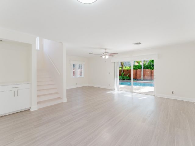 Дом в аренду по адресу 302 NE 36th Street - фото 6911453