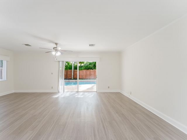 Дом в аренду по адресу 302 NE 36th Street - фото 6911454