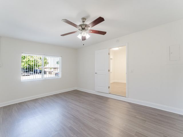 Дом в аренду по адресу 302 NE 36th Street - фото 6911455