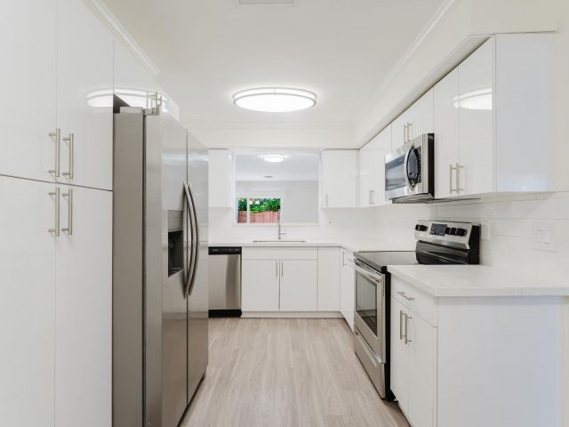 Дом в аренду по адресу 302 NE 36th Street - фото 6911458