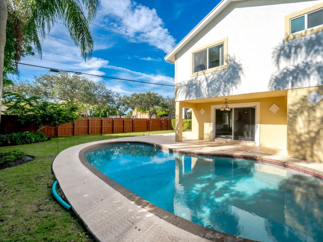 Дом в аренду по адресу 302 NE 36th Street - фото 6911466