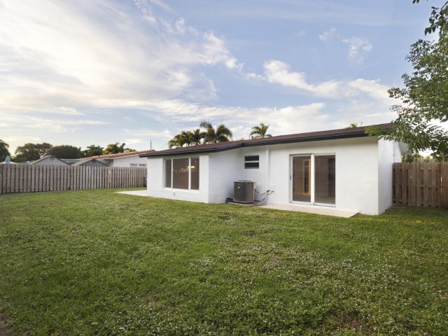 Продажа дома по адресу 2940 NE 18th Street - фото 6913407