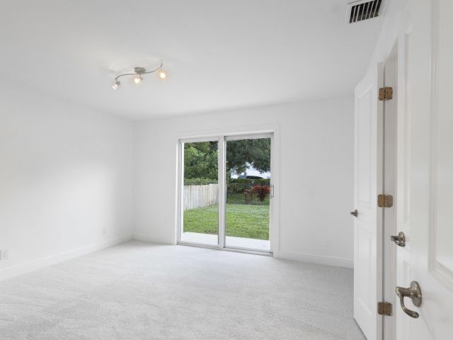 Продажа дома по адресу 2940 NE 18th Street - фото 6913409