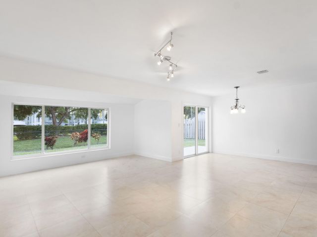 Продажа дома по адресу 2940 NE 18th Street - фото 6913410