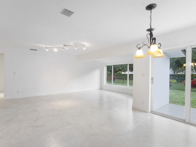 Продажа дома по адресу 2940 NE 18th Street - фото 6913411