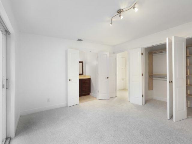 Продажа дома по адресу 2940 NE 18th Street - фото 6913413