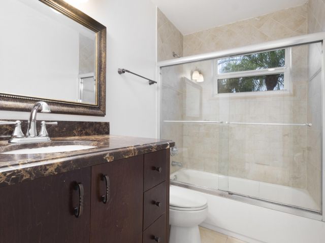 Продажа дома по адресу 2940 NE 18th Street - фото 6913414