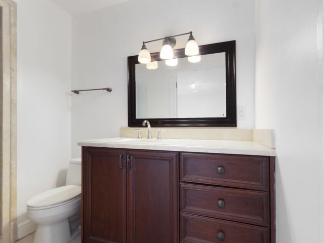 Продажа дома по адресу 2940 NE 18th Street - фото 6913415