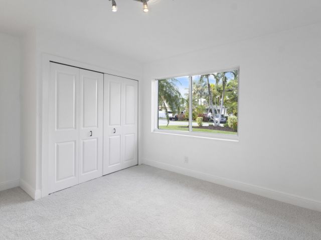 Продажа дома по адресу 2940 NE 18th Street - фото 6913417