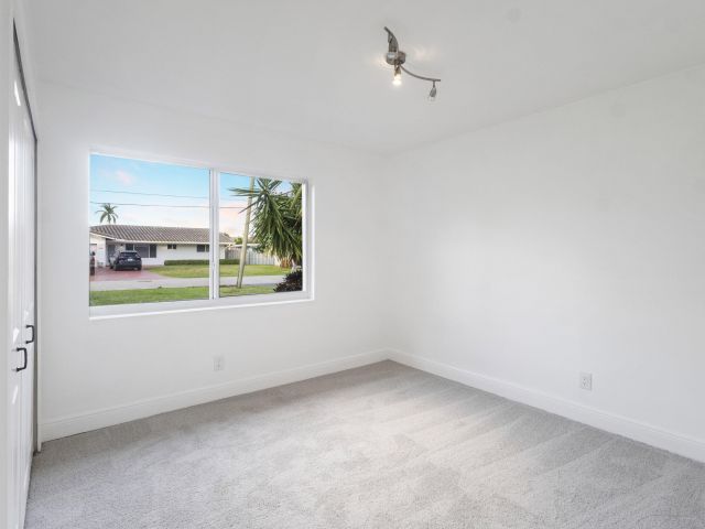 Продажа дома по адресу 2940 NE 18th Street - фото 6913419