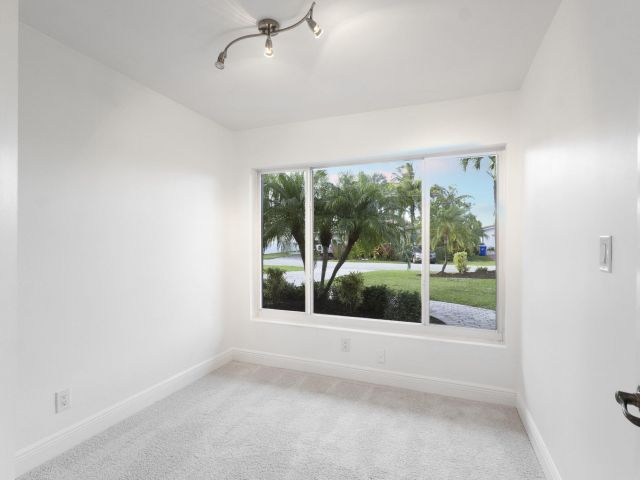 Продажа дома по адресу 2940 NE 18th Street - фото 6913420