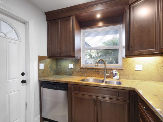 Продажа дома по адресу 2940 NE 18th Street - фото 6913421