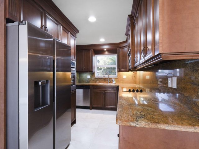 Продажа дома по адресу 2940 NE 18th Street - фото 6913422