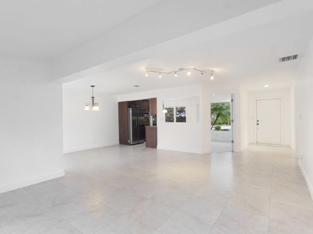 Продажа дома по адресу 2940 NE 18th Street - фото 6913423