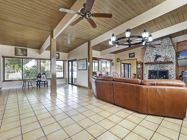 Дом в аренду по адресу 1901 N Riverside Drive - фото 6920847