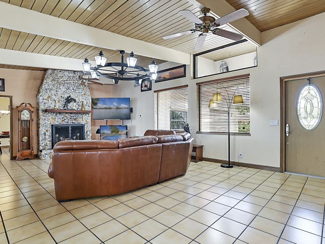 Дом в аренду по адресу 1901 N Riverside Drive - фото 6920848