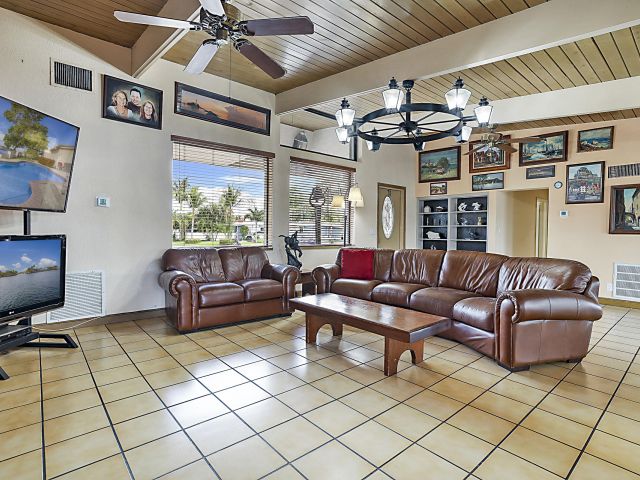 Дом в аренду по адресу 1901 N Riverside Drive - фото 6920852