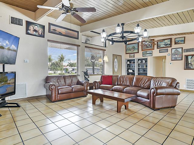 Дом в аренду по адресу 1901 N Riverside Drive - фото 6920854