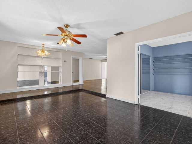 Продажа дома по адресу 225 S Sequoia Drive - фото 6916927