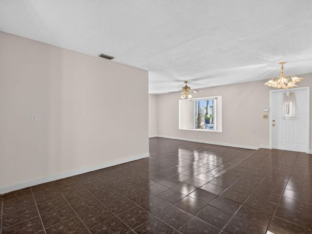 Продажа дома по адресу 225 S Sequoia Drive - фото 6916928