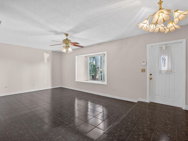 Продажа дома по адресу 225 S Sequoia Drive - фото 6916931