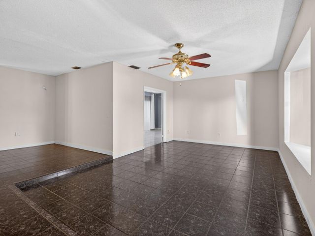 Продажа дома по адресу 225 S Sequoia Drive - фото 6916933