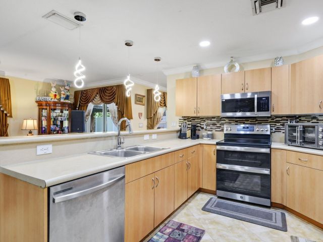 Продажа дома по адресу 6024 Adriatic Way - фото 6913436