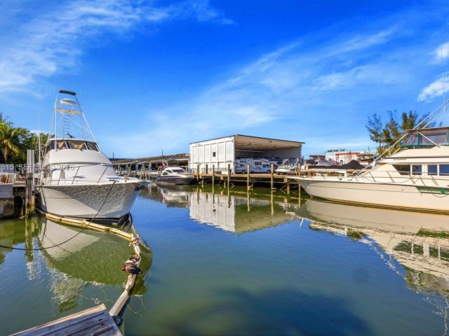 Продажа дома по адресу 3551 NW 20th St - фото 7529355