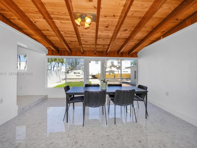 Продажа дома по адресу 3551 NW 20th St - фото 7529360