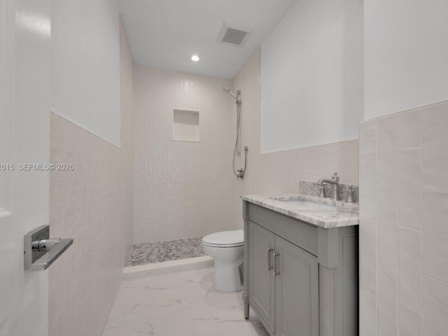 Продажа дома по адресу 3551 NW 20th St - фото 7529370