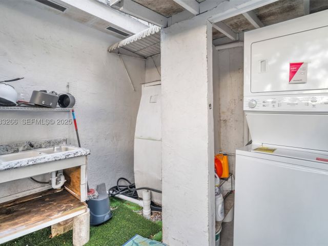 Продажа дома по адресу 14140 NE 10th Ave - фото 8252216