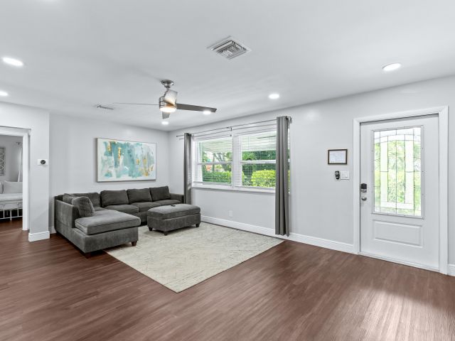 Дом в аренду по адресу 1800 NE 28th Avenue - фото 6915460