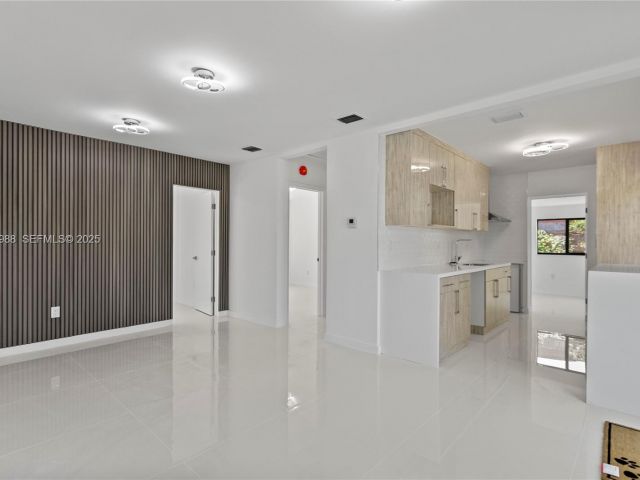 Дом в аренду по адресу 1640 NE 183 ST - фото 7445326