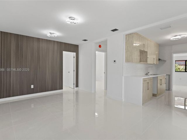 Дом в аренду по адресу 1640 NE 183 ST - фото 7445331