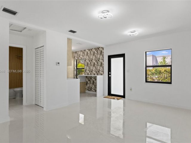 Дом в аренду по адресу 1640 NE 183 ST - фото 7445334