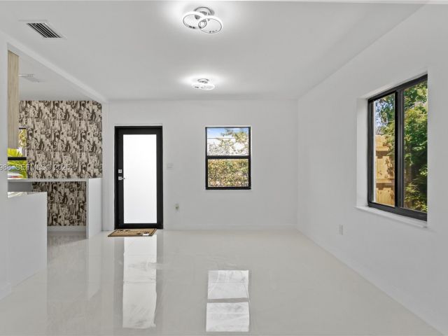 Дом в аренду по адресу 1640 NE 183 ST - фото 7445335