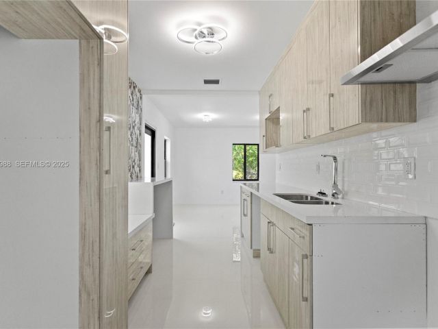 Дом в аренду по адресу 1640 NE 183 ST - фото 7445338