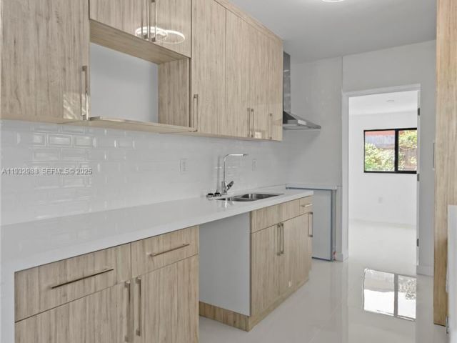 Дом в аренду по адресу 1640 NE 183 ST - фото 7445340