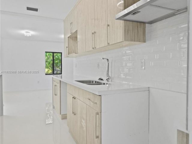 Дом в аренду по адресу 1640 NE 183 ST - фото 7445341