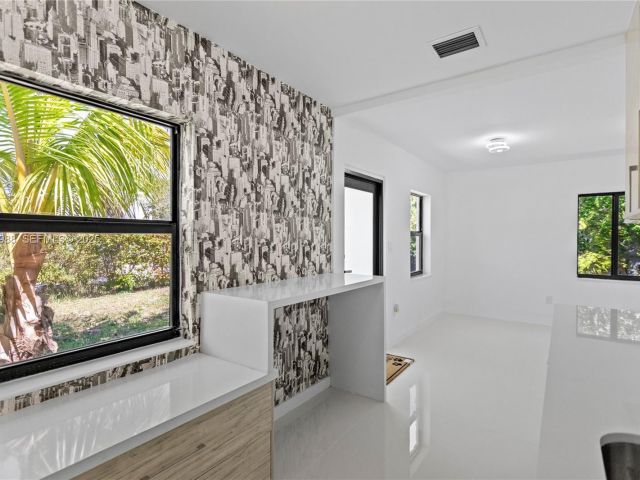 Дом в аренду по адресу 1640 NE 183 ST - фото 7445342