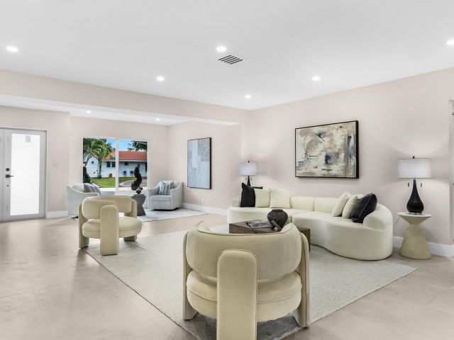 Продажа дома по адресу 965 SE 10th Court - фото 6921052